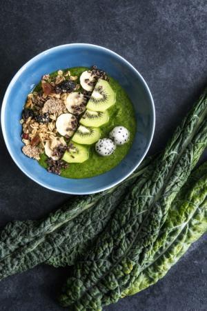 エル カフェ、オーガニック ケールを主役にしたメニュー。「ケールバーガー」や「ケールチキンサラダ」など