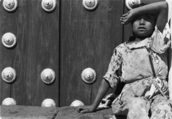 南米を代表する写真家アルバレス・ブラボが世田谷美術館で写真展。192点のモノクロプリントを年代順に公開