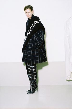 バレンシアガ、2016秋冬プレフォールコレクションを限定店舗で先行発売