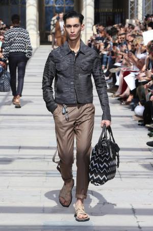 旅するルイ・ヴィトン、キムの故郷アフリカでメゾンのルーツへ回帰【17SSメンズ】