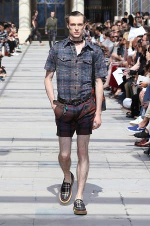 旅するルイ・ヴィトン、キムの故郷アフリカでメゾンのルーツへ回帰【17SSメンズ】