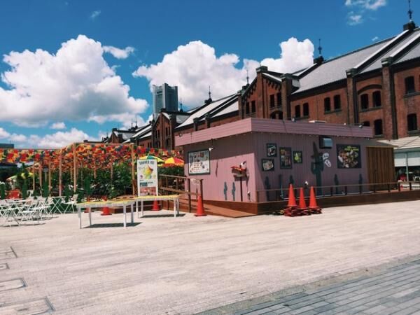 横浜赤レンガ倉庫で海外リゾートの雰囲気を楽しめる夏季限定イベント「ビバ ラ ファーム レッド ブリック パラダイス」が開催