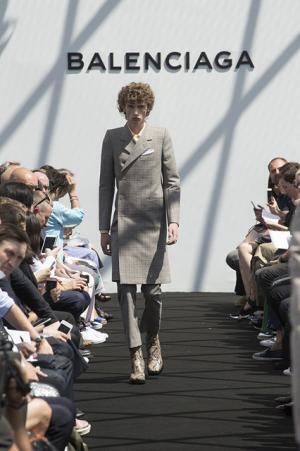 限りなくボックス型。テーラリングを突き詰めたデムナ・ヴァザリアによるバレンシアガ【17SSメンズ】
