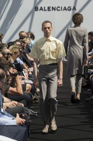 限りなくボックス型。テーラリングを突き詰めたデムナ・ヴァザリアによるバレンシアガ【17SSメンズ】