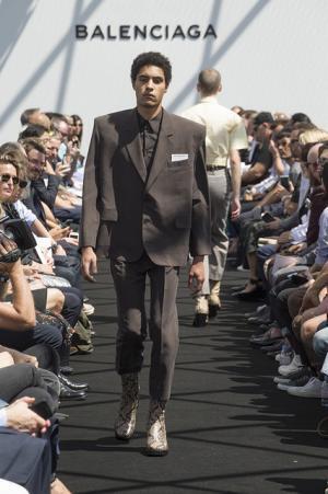 限りなくボックス型。テーラリングを突き詰めたデムナ・ヴァザリアによるバレンシアガ【17SSメンズ】