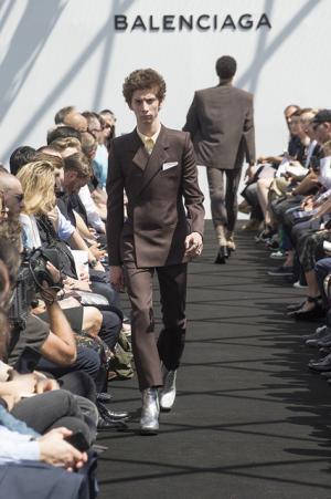 限りなくボックス型。テーラリングを突き詰めたデムナ・ヴァザリアによるバレンシアガ【17SSメンズ】