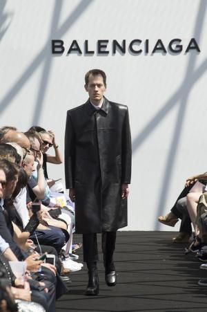 限りなくボックス型。テーラリングを突き詰めたデムナ・ヴァザリアによるバレンシアガ【17SSメンズ】