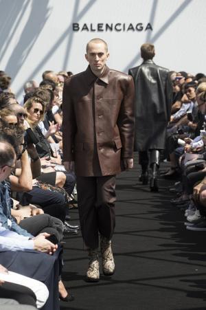 限りなくボックス型。テーラリングを突き詰めたデムナ・ヴァザリアによるバレンシアガ【17SSメンズ】