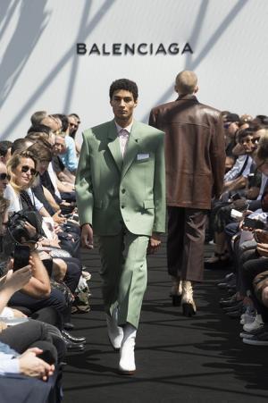 限りなくボックス型。テーラリングを突き詰めたデムナ・ヴァザリアによるバレンシアガ【17SSメンズ】