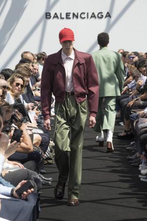 限りなくボックス型。テーラリングを突き詰めたデムナ・ヴァザリアによるバレンシアガ【17SSメンズ】