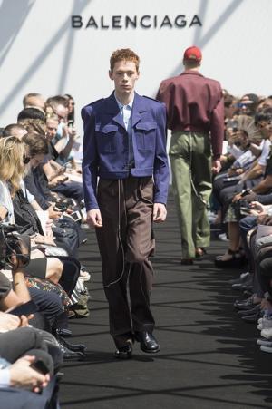 限りなくボックス型。テーラリングを突き詰めたデムナ・ヴァザリアによるバレンシアガ【17SSメンズ】