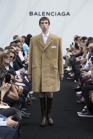 限りなくボックス型。テーラリングを突き詰めたデムナ・ヴァザリアによるバレンシアガ【17SSメンズ】