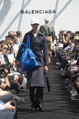 限りなくボックス型。テーラリングを突き詰めたデムナ・ヴァザリアによるバレンシアガ【17SSメンズ】