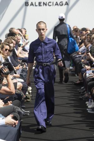 限りなくボックス型。テーラリングを突き詰めたデムナ・ヴァザリアによるバレンシアガ【17SSメンズ】