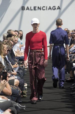 限りなくボックス型。テーラリングを突き詰めたデムナ・ヴァザリアによるバレンシアガ【17SSメンズ】