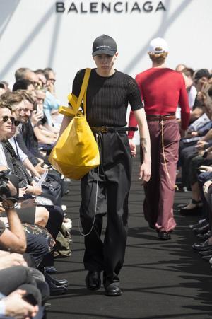 限りなくボックス型。テーラリングを突き詰めたデムナ・ヴァザリアによるバレンシアガ【17SSメンズ】