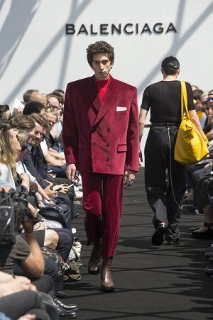 限りなくボックス型。テーラリングを突き詰めたデムナ・ヴァザリアによるバレンシアガ【17SSメンズ】