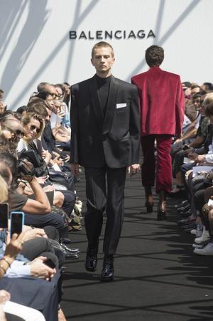 限りなくボックス型。テーラリングを突き詰めたデムナ・ヴァザリアによるバレンシアガ【17SSメンズ】