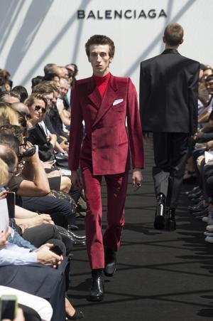 限りなくボックス型。テーラリングを突き詰めたデムナ・ヴァザリアによるバレンシアガ【17SSメンズ】