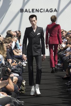 限りなくボックス型。テーラリングを突き詰めたデムナ・ヴァザリアによるバレンシアガ【17SSメンズ】