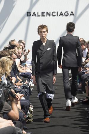 限りなくボックス型。テーラリングを突き詰めたデムナ・ヴァザリアによるバレンシアガ【17SSメンズ】