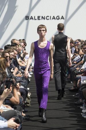 限りなくボックス型。テーラリングを突き詰めたデムナ・ヴァザリアによるバレンシアガ【17SSメンズ】