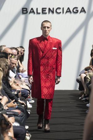 限りなくボックス型。テーラリングを突き詰めたデムナ・ヴァザリアによるバレンシアガ【17SSメンズ】