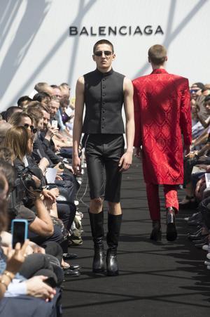 限りなくボックス型。テーラリングを突き詰めたデムナ・ヴァザリアによるバレンシアガ【17SSメンズ】