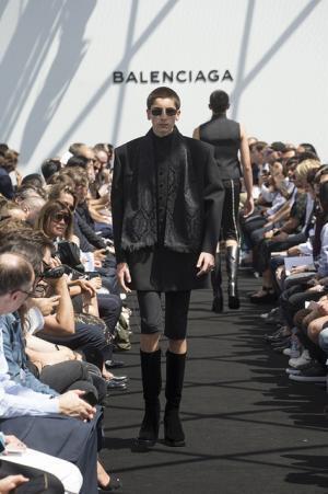 限りなくボックス型。テーラリングを突き詰めたデムナ・ヴァザリアによるバレンシアガ【17SSメンズ】