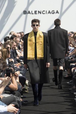 限りなくボックス型。テーラリングを突き詰めたデムナ・ヴァザリアによるバレンシアガ【17SSメンズ】