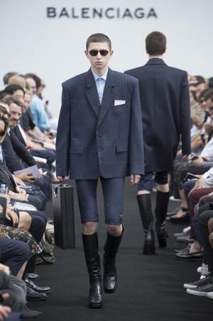 限りなくボックス型。テーラリングを突き詰めたデムナ・ヴァザリアによるバレンシアガ【17SSメンズ】