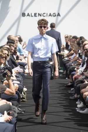限りなくボックス型。テーラリングを突き詰めたデムナ・ヴァザリアによるバレンシアガ【17SSメンズ】