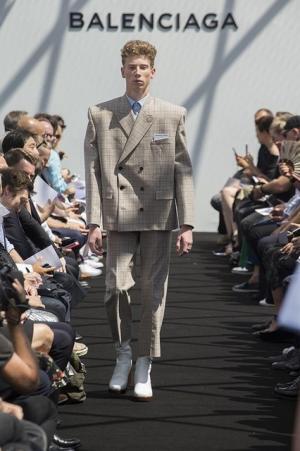 限りなくボックス型。テーラリングを突き詰めたデムナ・ヴァザリアによるバレンシアガ【17SSメンズ】