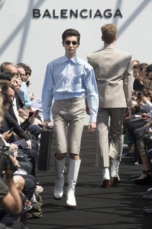 限りなくボックス型。テーラリングを突き詰めたデムナ・ヴァザリアによるバレンシアガ【17SSメンズ】