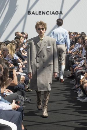 限りなくボックス型。テーラリングを突き詰めたデムナ・ヴァザリアによるバレンシアガ【17SSメンズ】