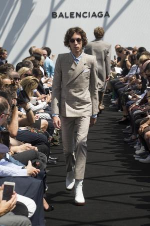 限りなくボックス型。テーラリングを突き詰めたデムナ・ヴァザリアによるバレンシアガ【17SSメンズ】