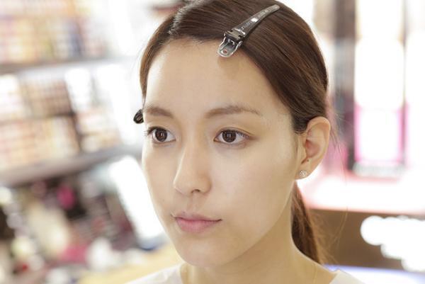 梅雨のお悩み解決！“崩れにくいベースメイク”をシュウ ウエムラ メイクアップ アーティストが伝授【Beauty Method】