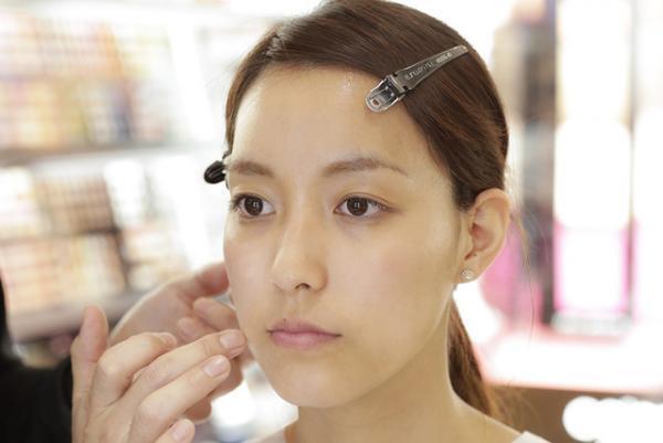 梅雨のお悩み解決！“崩れにくいベースメイク”をシュウ ウエムラ メイクアップ アーティストが伝授【Beauty Method】