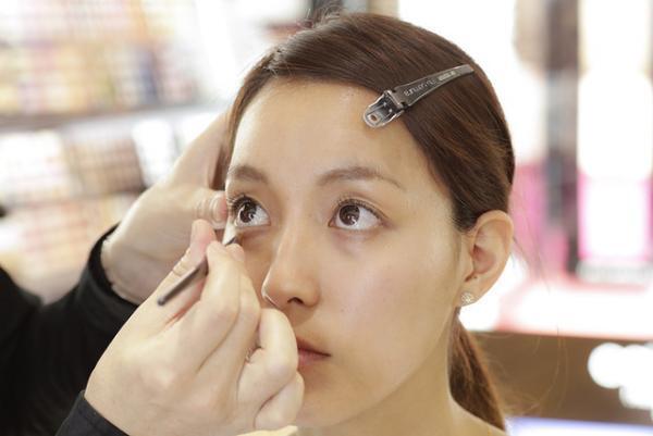 梅雨のお悩み解決！“崩れにくいベースメイク”をシュウ ウエムラ メイクアップ アーティストが伝授【Beauty Method】