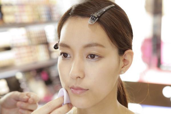 梅雨のお悩み解決！“崩れにくいベースメイク”をシュウ ウエムラ メイクアップ アーティストが伝授【Beauty Method】