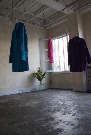 コム デ ギャルソン・オム プリュス出身デザイナーによるビスケットヘッド、“月に一度”のショップをオープン