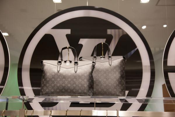 ルイ・ヴィトン×藤原ヒロシのコラボレーションに約4,000人の行列！世界最速でデニムラインも登場