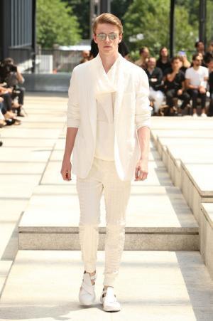 イッセイ ミヤケ メン、真っ白なキャンバスを持ちいざ色彩に出会う旅へ【17SSメンズ】