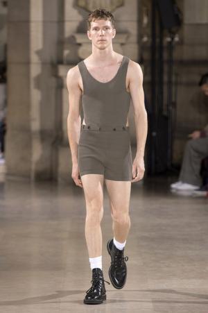 メゾン マルジェラが新定義。ロマンティックでメランコリックでフェミニンな男たち【17SSメンズ】