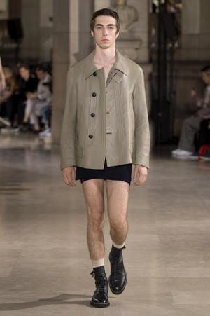 メゾン マルジェラが新定義。ロマンティックでメランコリックでフェミニンな男たち【17SSメンズ】