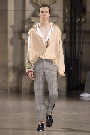 メゾン マルジェラが新定義。ロマンティックでメランコリックでフェミニンな男たち【17SSメンズ】