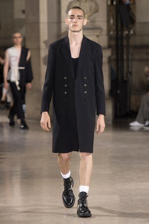 メゾン マルジェラが新定義。ロマンティックでメランコリックでフェミニンな男たち【17SSメンズ】