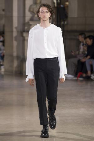 メゾン マルジェラが新定義。ロマンティックでメランコリックでフェミニンな男たち【17SSメンズ】