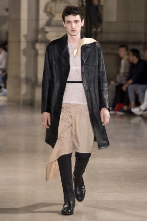 メゾン マルジェラが新定義。ロマンティックでメランコリックでフェミニンな男たち【17SSメンズ】