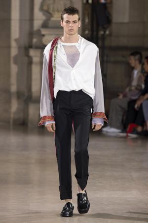 メゾン マルジェラが新定義。ロマンティックでメランコリックでフェミニンな男たち【17SSメンズ】